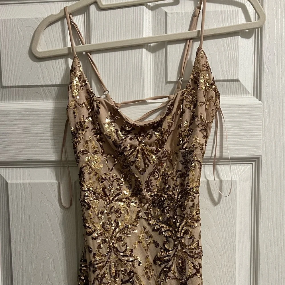 WINDSOR GOLD DRESS SIZE SMALL WORN ONLY ONCE - Picture 2 of 8